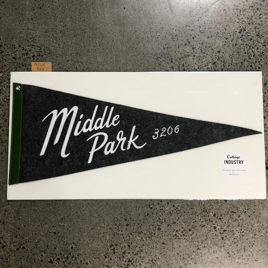 Pennant Middle Park in Dark Grey and Green